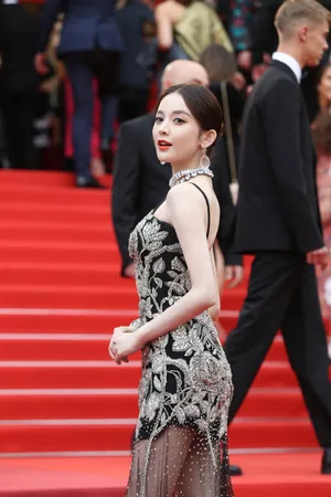 古力娜扎戛纳电影节优雅红毯图片_6