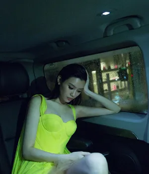 奚梦瑶抹胸长裙优雅性感写真图片_2