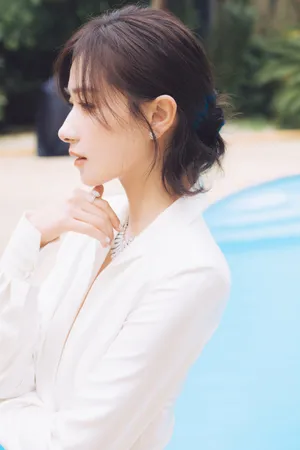 万茜清爽帅气写真图片_3