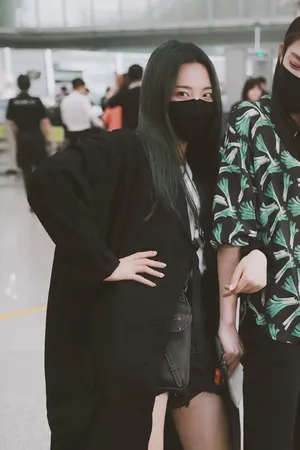 杨超越绿发私服机场街拍图片_1