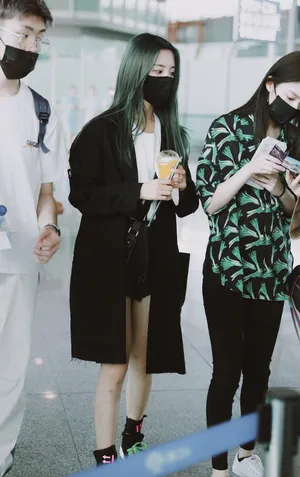 杨超越绿发私服机场街拍图片_3