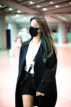杨超越绿发私服机场街拍图片_7