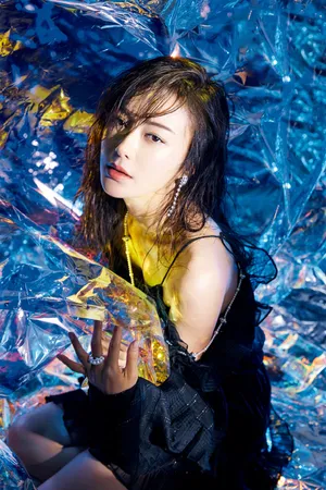秦岚优雅性感时尚杂志写真图片_2