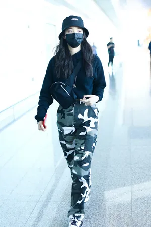 欧阳娜娜酷美机场街拍图片