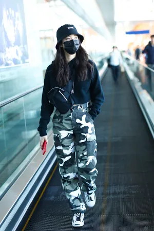 欧阳娜娜酷美机场街拍图片