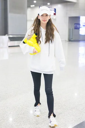 Angelababy简约私服机场街拍图片