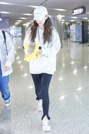 Angelababy简约私服机场街拍图片