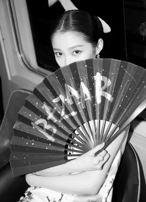 关晓彤印花裙甜美写真图片_2