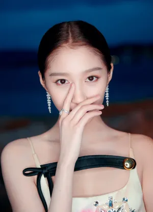 关晓彤印花裙甜美写真图片_4
