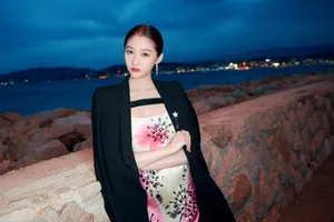 关晓彤印花裙甜美写真图片_6