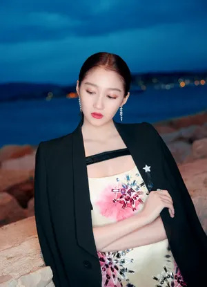 关晓彤印花裙甜美写真图片_8