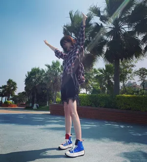 施诗夏日率性街拍图片_1