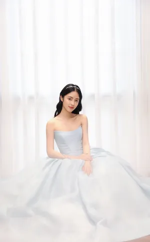 章乐韵抹胸礼服优雅写真图片