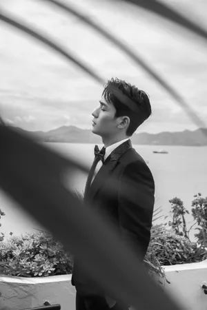 朱一龙黑白光影写真图片_6