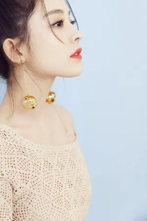 古力娜扎俏皮可爱丸子头写真图片