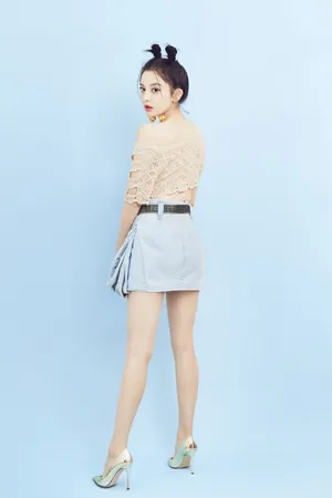 古力娜扎俏皮可爱丸子头写真图片