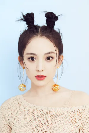 古力娜扎俏皮可爱丸子头写真图片_2