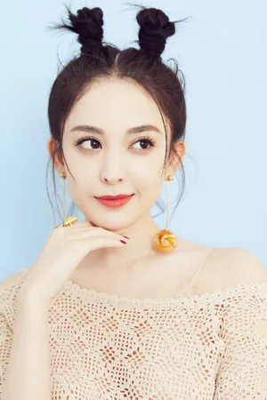 古力娜扎俏皮可爱丸子头写真图片_4