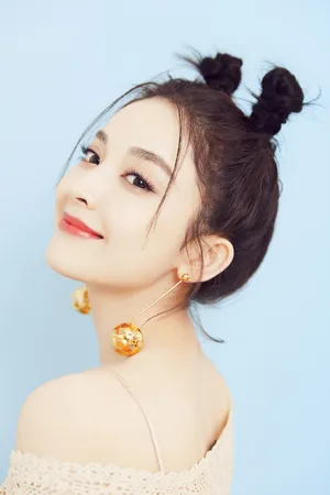 古力娜扎俏皮可爱丸子头写真图片_6