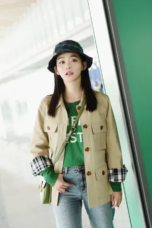 何泓姗清新私服机场图片