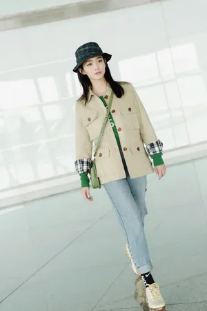 何泓姗清新私服机场图片_2