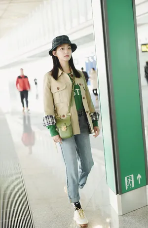 何泓姗清新私服机场图片_3