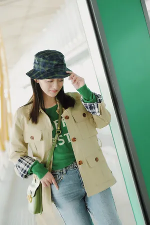 何泓姗清新私服机场图片_5
