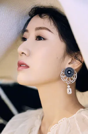 李念时尚干练杂志封面写真图片_3