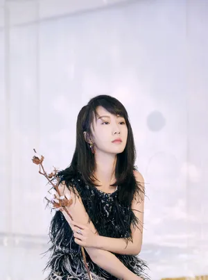 李念时尚干练杂志封面写真图片_5