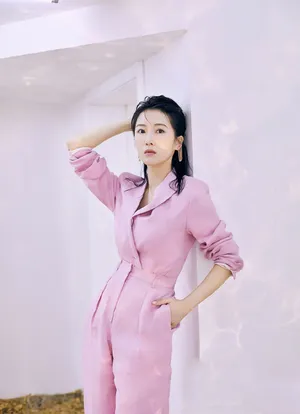 李念时尚干练杂志封面写真图片_6