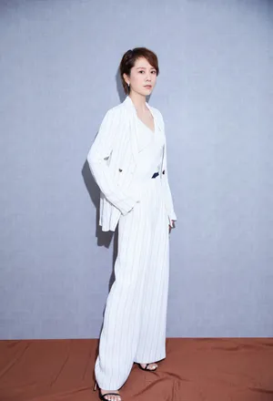 海清白色西装气质写真图片