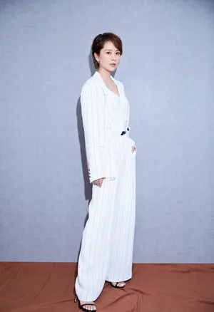 海清白色西装气质写真图片