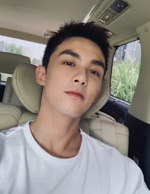 吴磊帅气清爽寸头自拍照