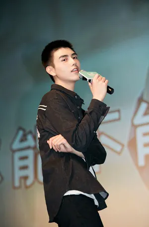 陈飞宇青春帅气活动照图片_1