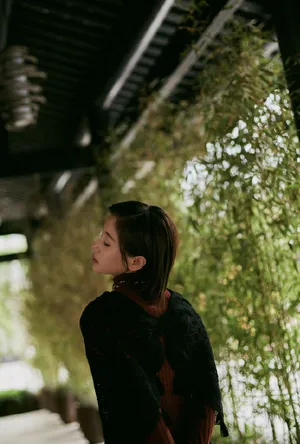 王子文冷艳迷人时尚写真图片