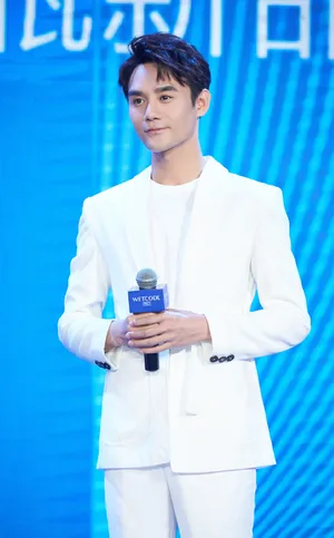 王凯白色西装帅气活动照图片_3