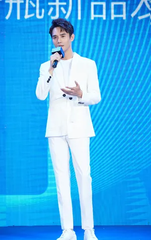 王凯白色西装帅气活动照图片_4