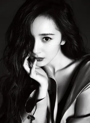 杨幂妩媚性感黑白大片写真图片_4