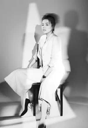 马思纯时尚芭莎光影写真大片