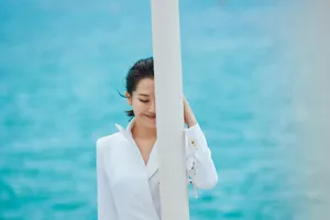 许晴性感优雅海边写真图片