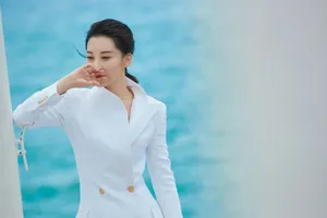 许晴性感优雅海边写真图片