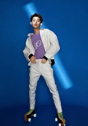 黄明昊复古风杂志封面写真图片_3