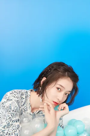 张雪迎印花裙甜美写真图片