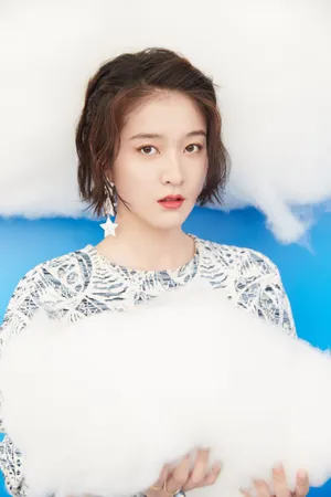 张雪迎印花裙甜美写真图片