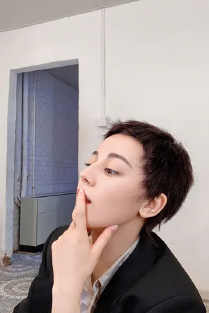 迪丽热巴短发酷帅自拍照图片