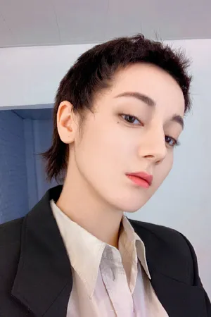 迪丽热巴短发酷帅自拍照图片