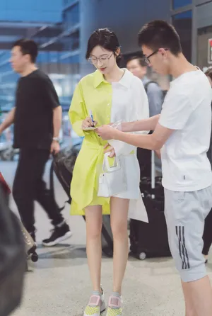 张俪清新甜美机场图片_5