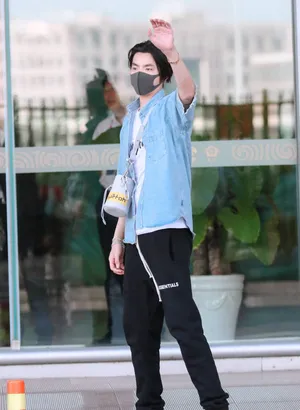 吴亦凡清爽帅气街拍照图片_2