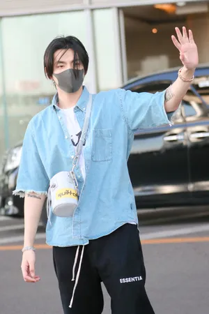 吴亦凡清爽帅气街拍照图片_6