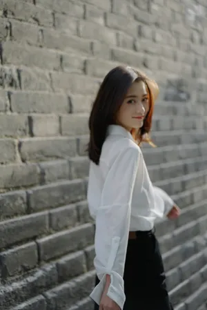 柴碧云白衫优雅写真图片